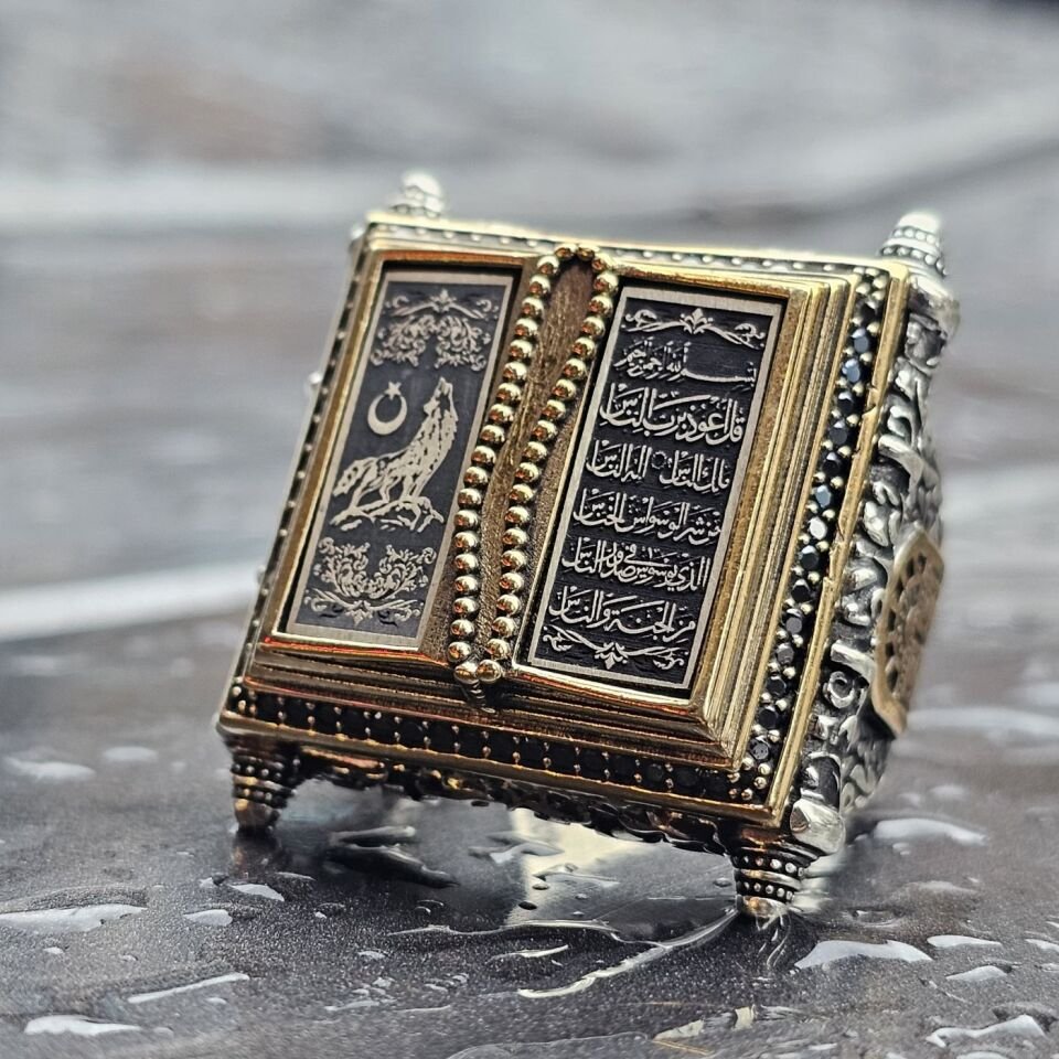 Dünyada Tek Serisi Rahle tasarım sol taraf Bozkurt, sağ tarafı Nas suresi işlemeli Üst Düzey 925 Ayar Erkek Gümüş Yüzük