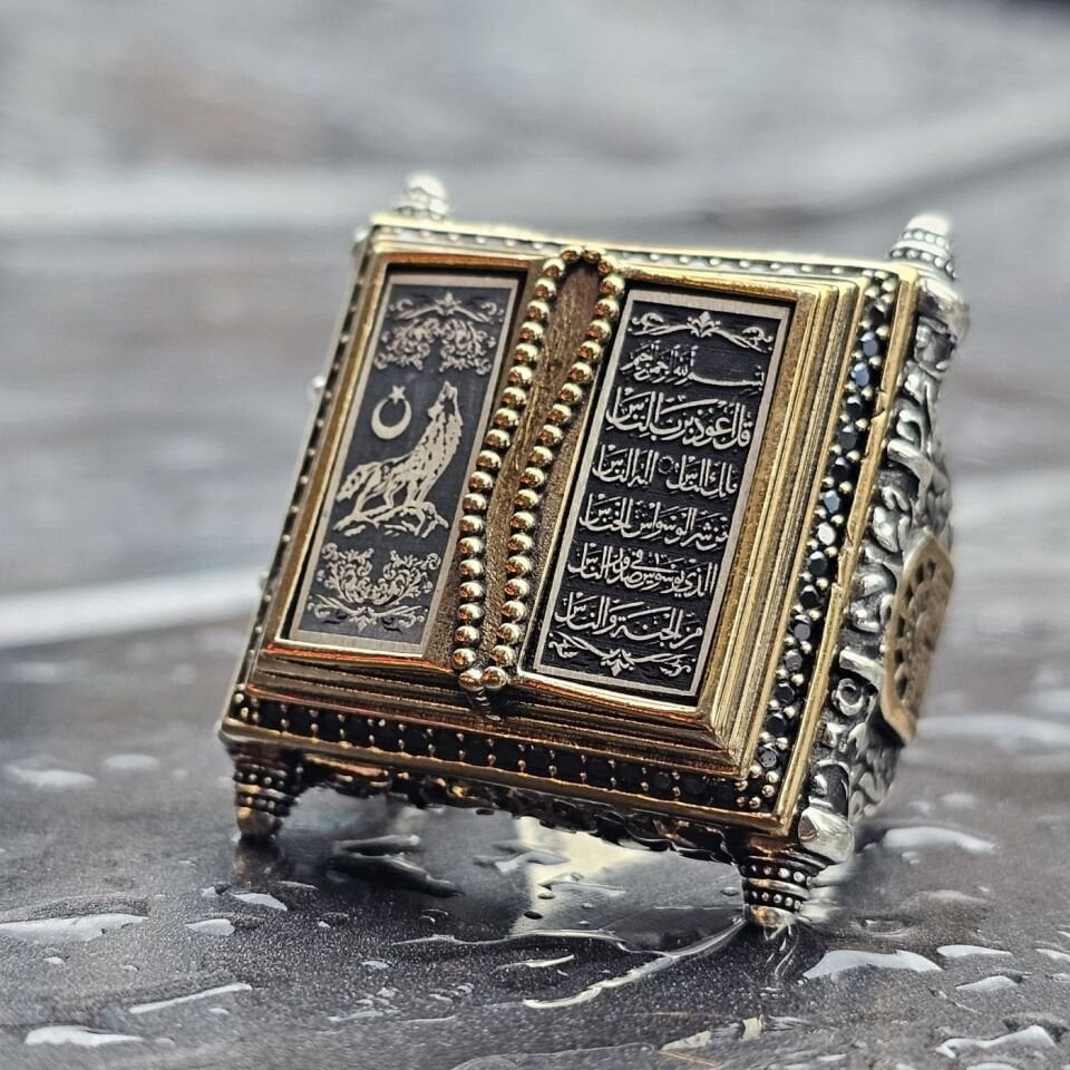 Dünyada Tek Serisi Rahle tasarım sol taraf Bozkurt, sağ tarafı Nas suresi işlemeli Üst Düzey 925 Ayar Erkek Gümüş Yüzük