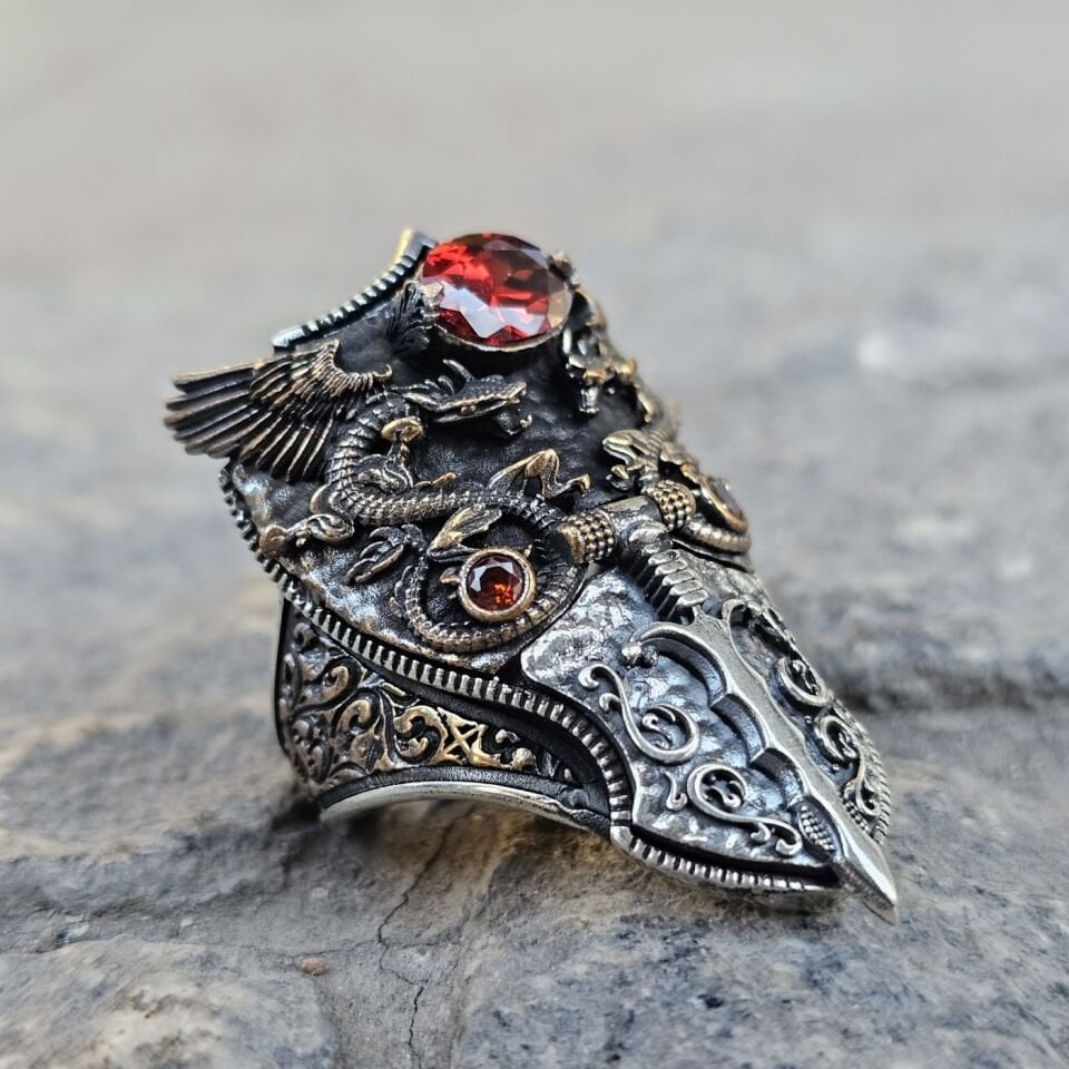 Kırmızı Zirkon Ejderha Kılıç figürlü kapaklı 925 Ayar Başparmağı Yüzüğü