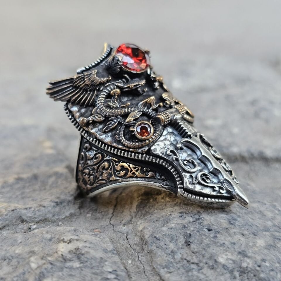 Kırmızı Zirkon Ejderha Kılıç figürlü kapaklı 925 Ayar Başparmağı Yüzüğü