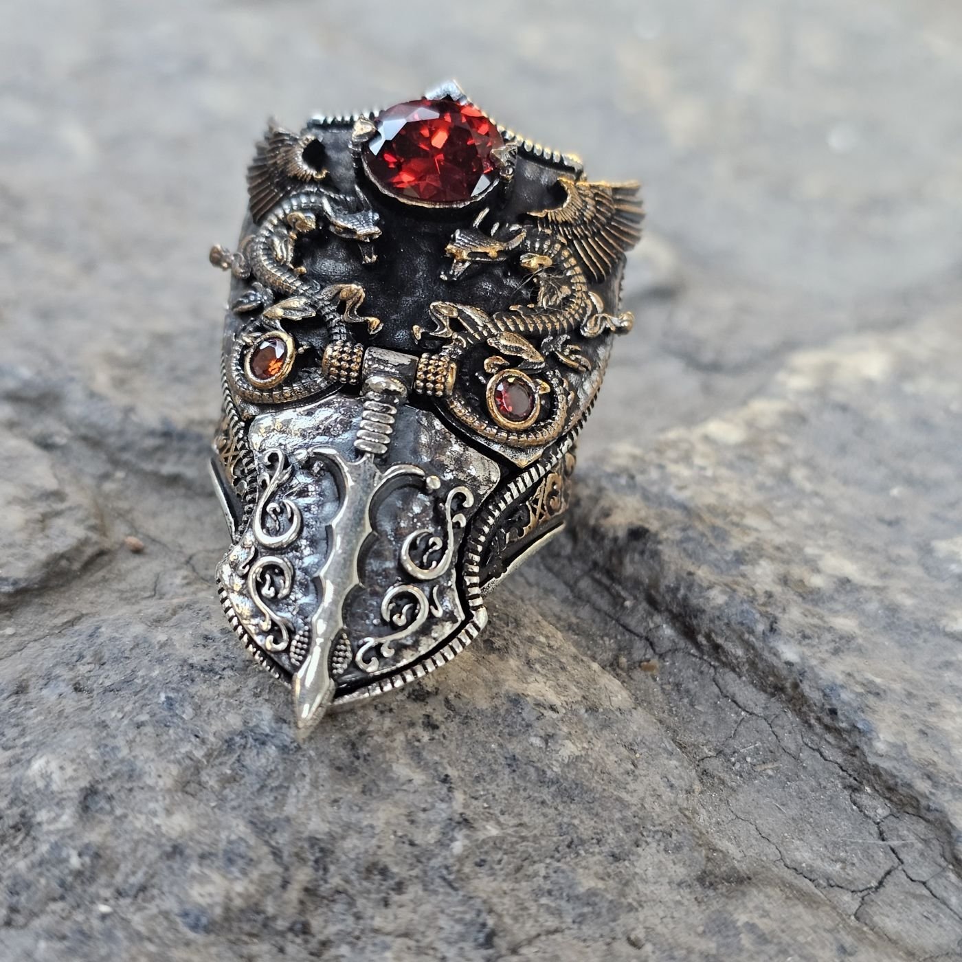 Kırmızı Zirkon Ejderha Kılıç figürlü kapaklı 925 Ayar Başparmağı Yüzüğü