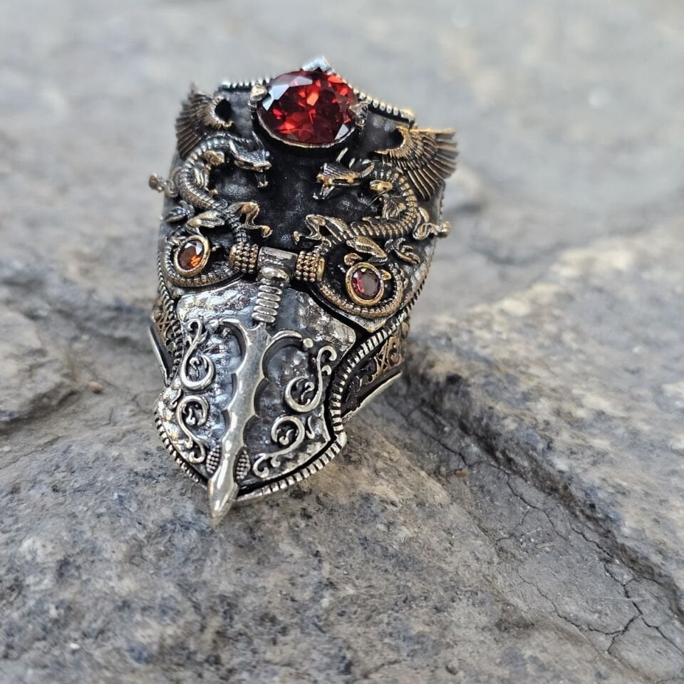 Kırmızı Zirkon Ejderha Kılıç figürlü kapaklı 925 Ayar Başparmağı Yüzüğü