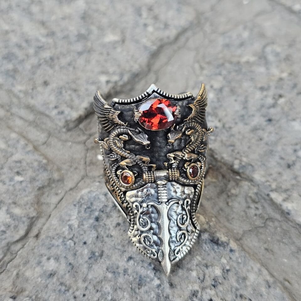 Kırmızı Zirkon Ejderha Kılıç figürlü kapaklı 925 Ayar Başparmağı Yüzüğü