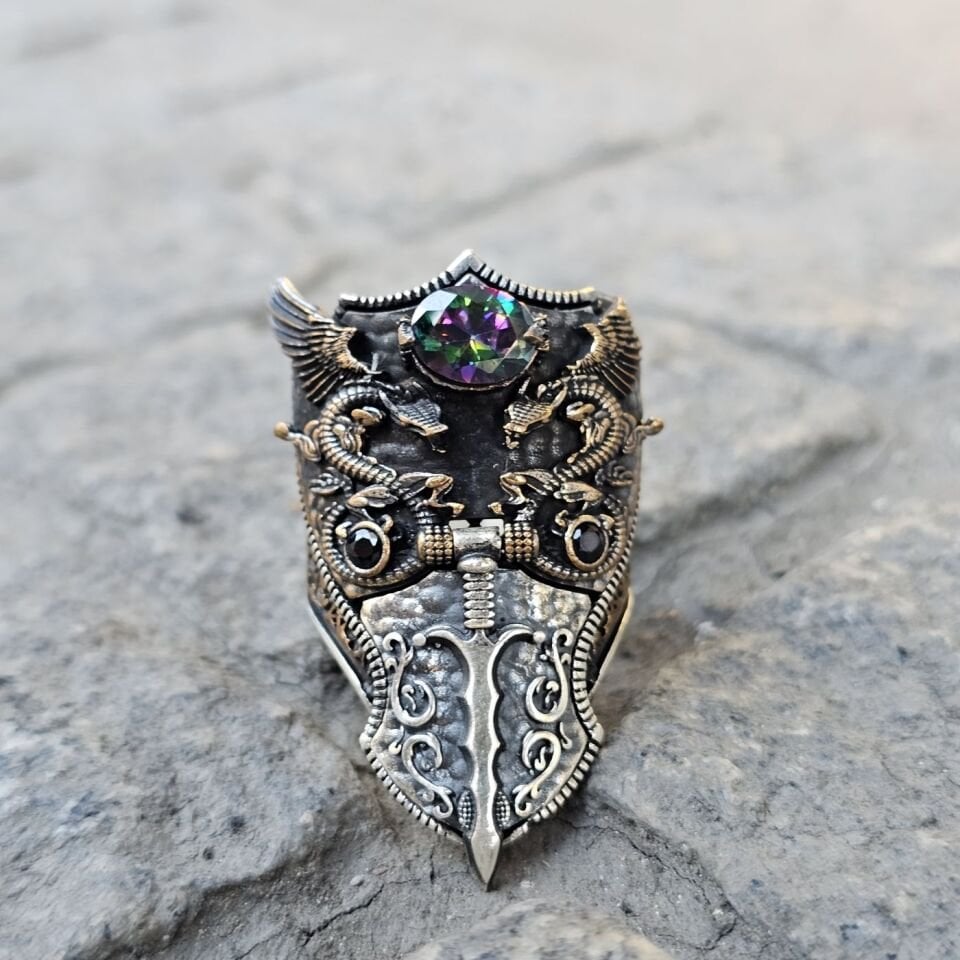 Mistik Topaz taşlı Ejderha Kılıç figürlü kapaklı 925 Ayar Başparmağı Yüzüğü
