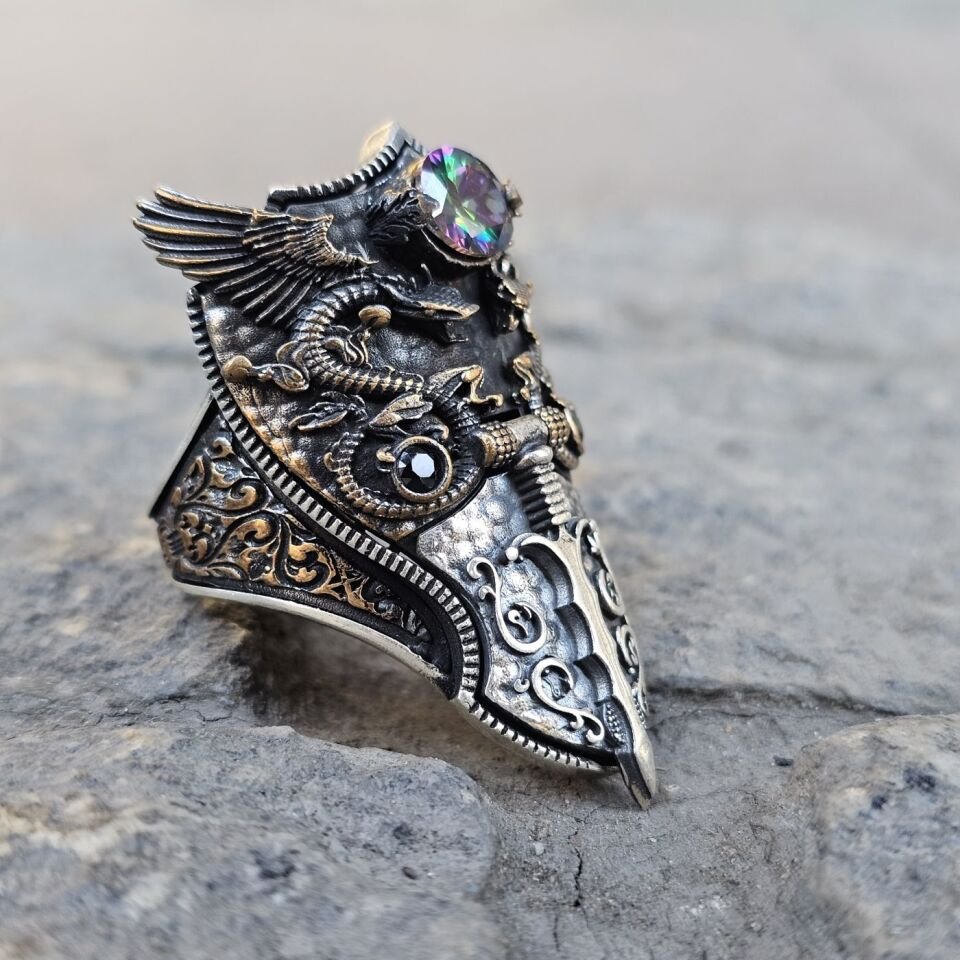 Mistik Topaz taşlı Ejderha Kılıç figürlü kapaklı 925 Ayar Başparmağı Yüzüğü