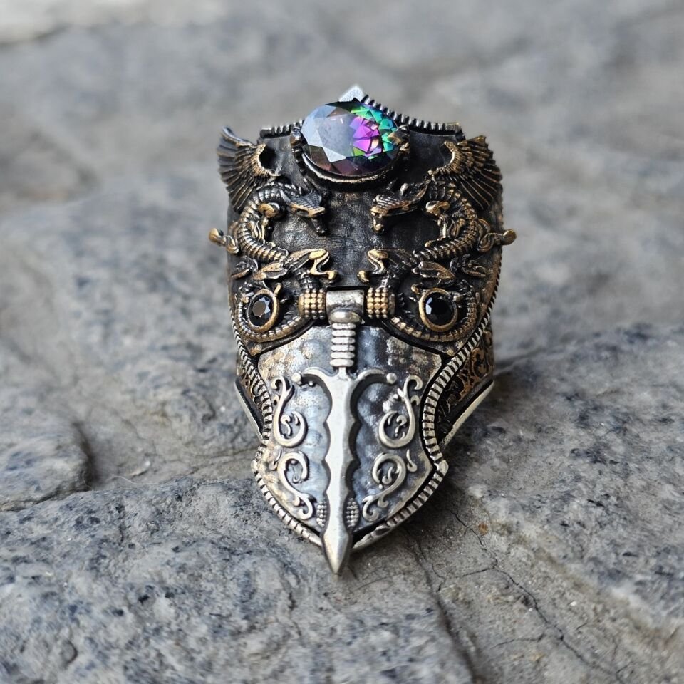 Mistik Topaz taşlı Ejderha Kılıç figürlü kapaklı 925 Ayar Başparmağı Yüzüğü