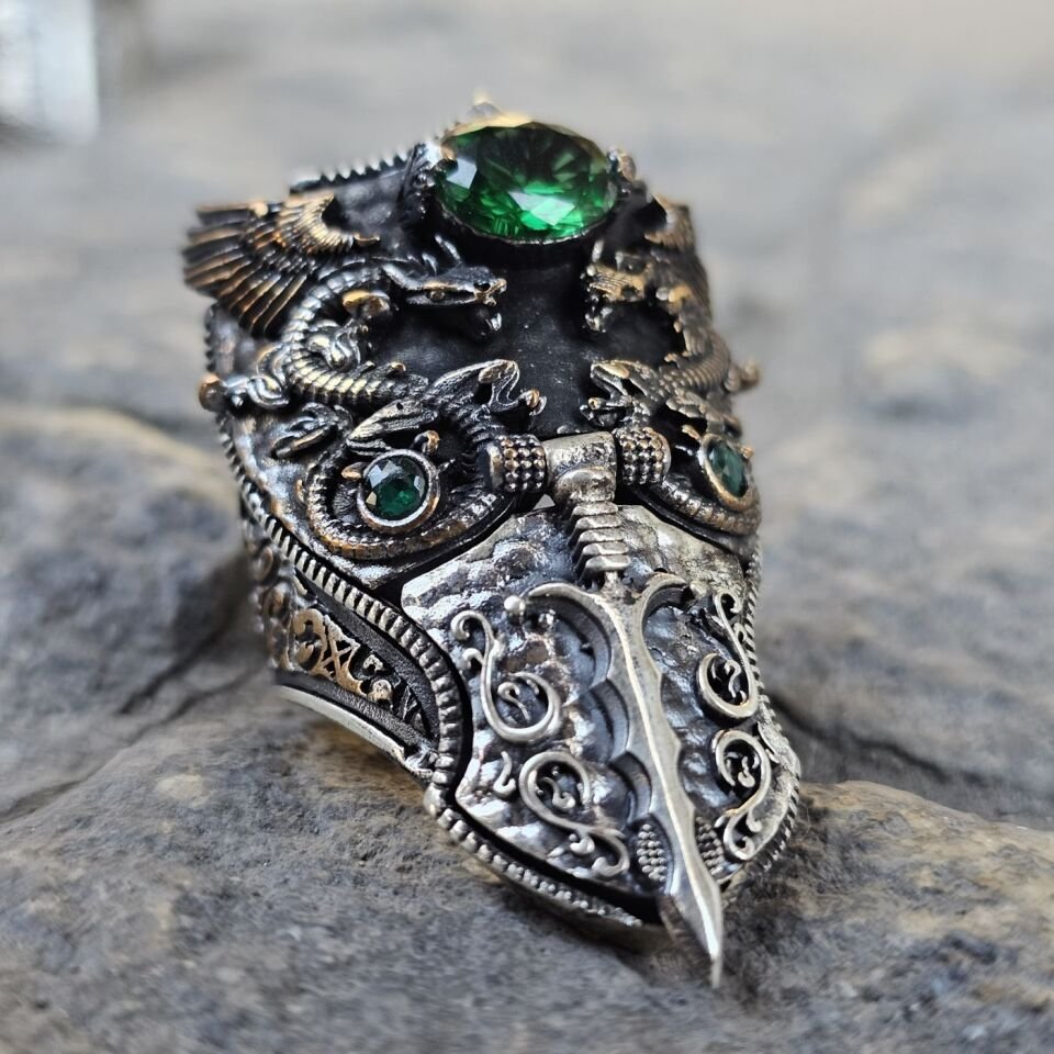 Yeşil Zirkon Ejderha Kılıç figürlü kapaklı 925 Ayar Başparmağı Yüzüğü