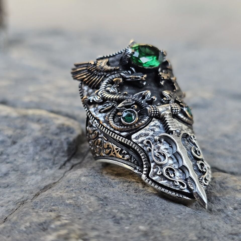 Yeşil Zirkon Ejderha Kılıç figürlü kapaklı 925 Ayar Başparmağı Yüzüğü