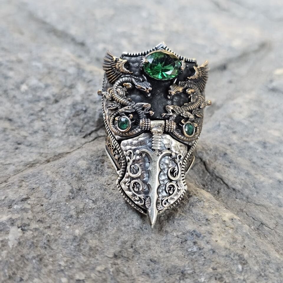 Yeşil Zirkon Ejderha Kılıç figürlü kapaklı 925 Ayar Başparmağı Yüzüğü