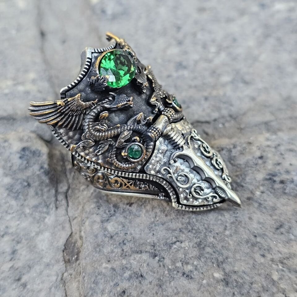 Yeşil Zirkon Ejderha Kılıç figürlü kapaklı 925 Ayar Başparmağı Yüzüğü