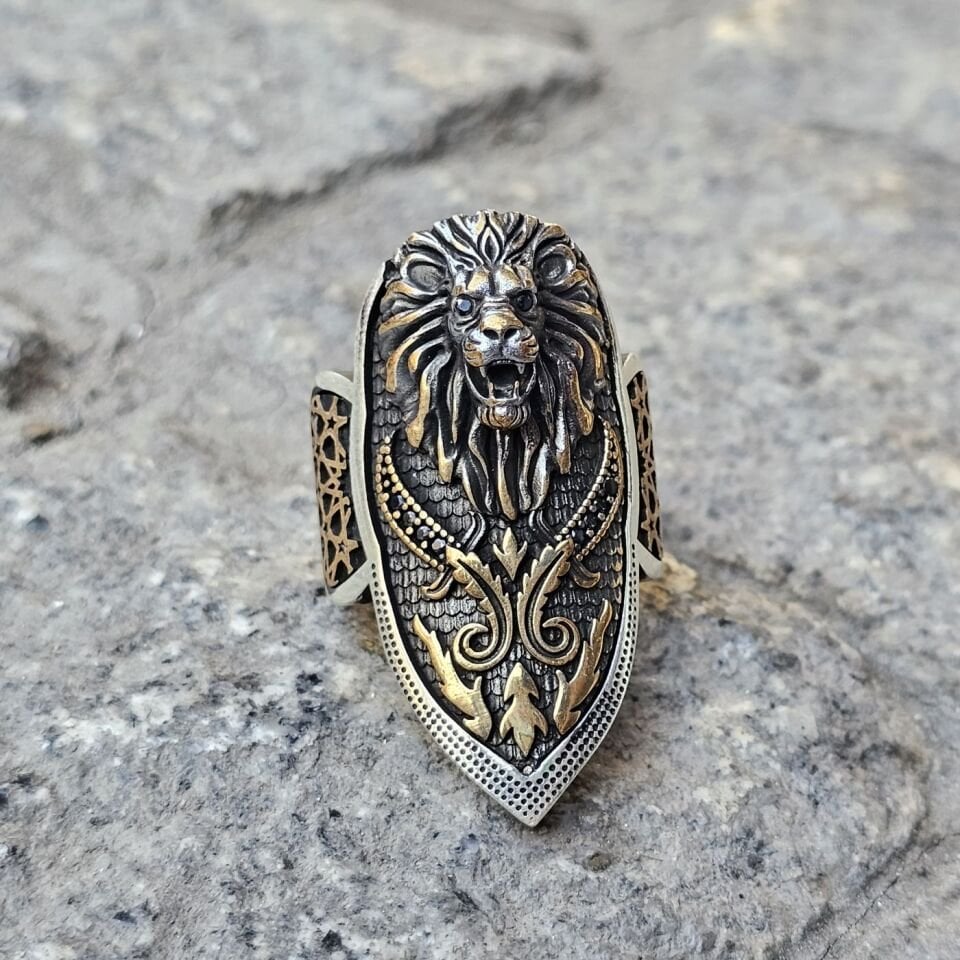 Aslan figürü model Kılıç işlemeli 925 Ayar  Başparmağı Yüzüğü