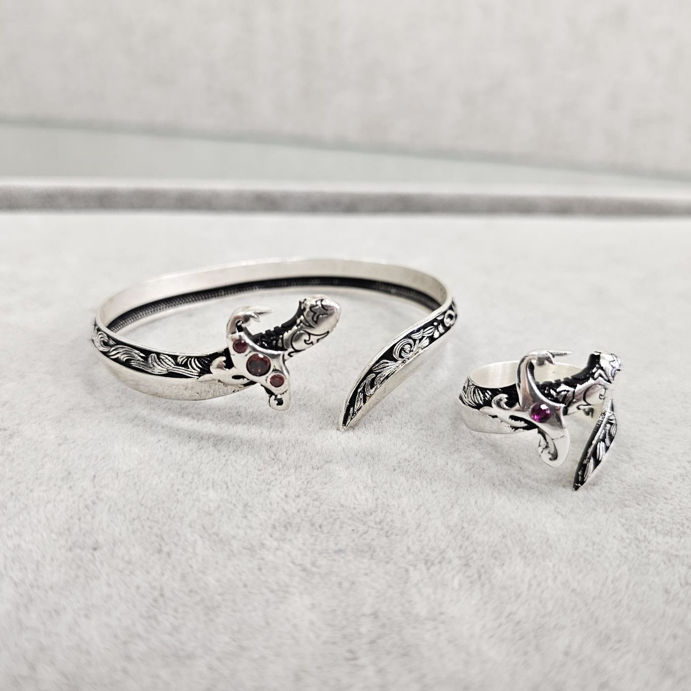 Kılıç Model Zirkon taşlı 925 Ayar Erkek Yüzük ve Kelepçe Bileklik Set