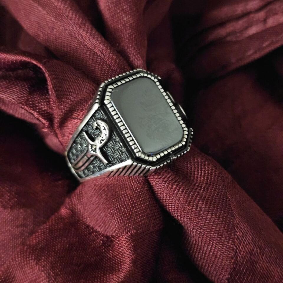 Kılıç işlemeli 925 Ayar taşlı Gümüş Yüzük