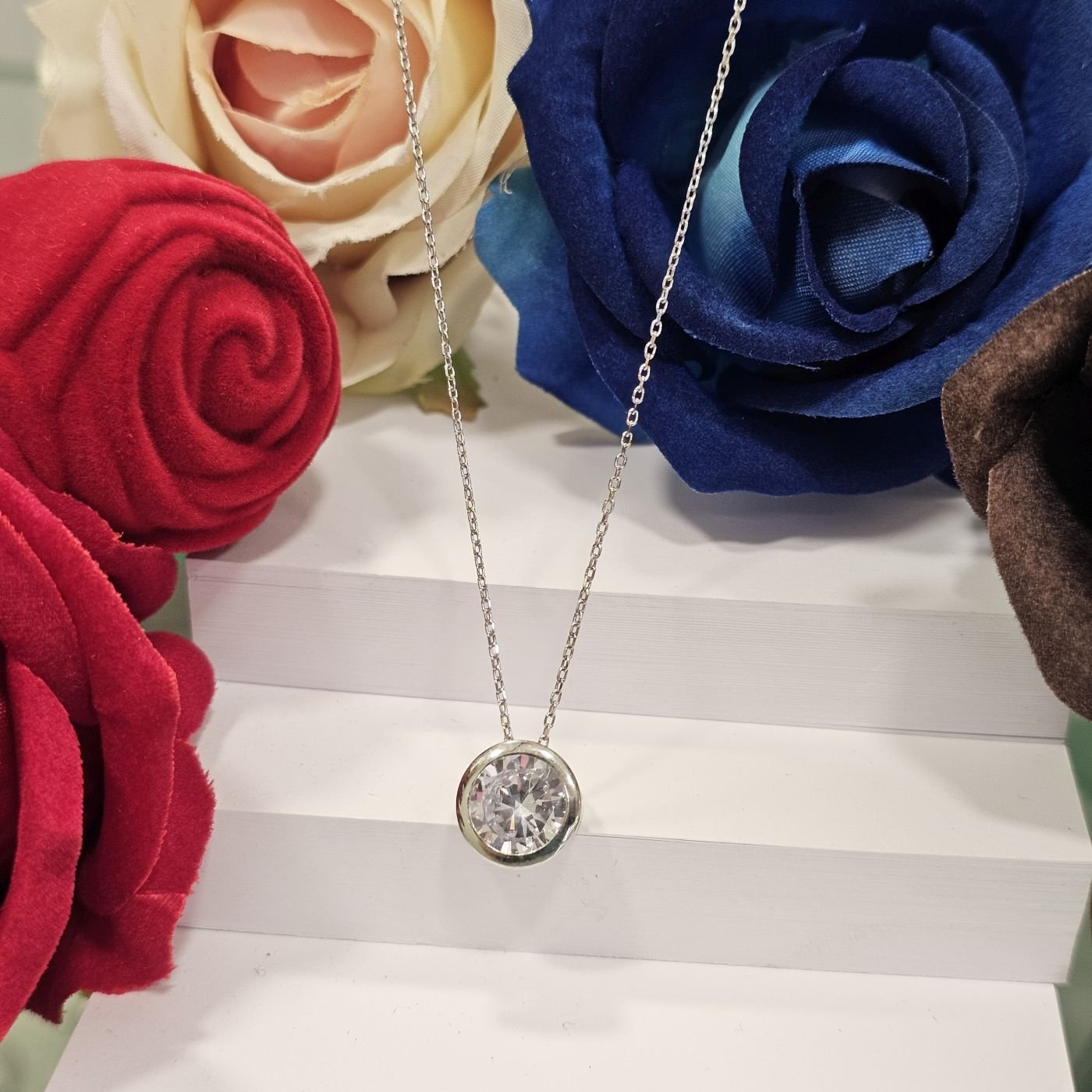 925 Ayar Gümüş Yuvarlak Zirkon Taşlı Tektaş Kadın Kolye