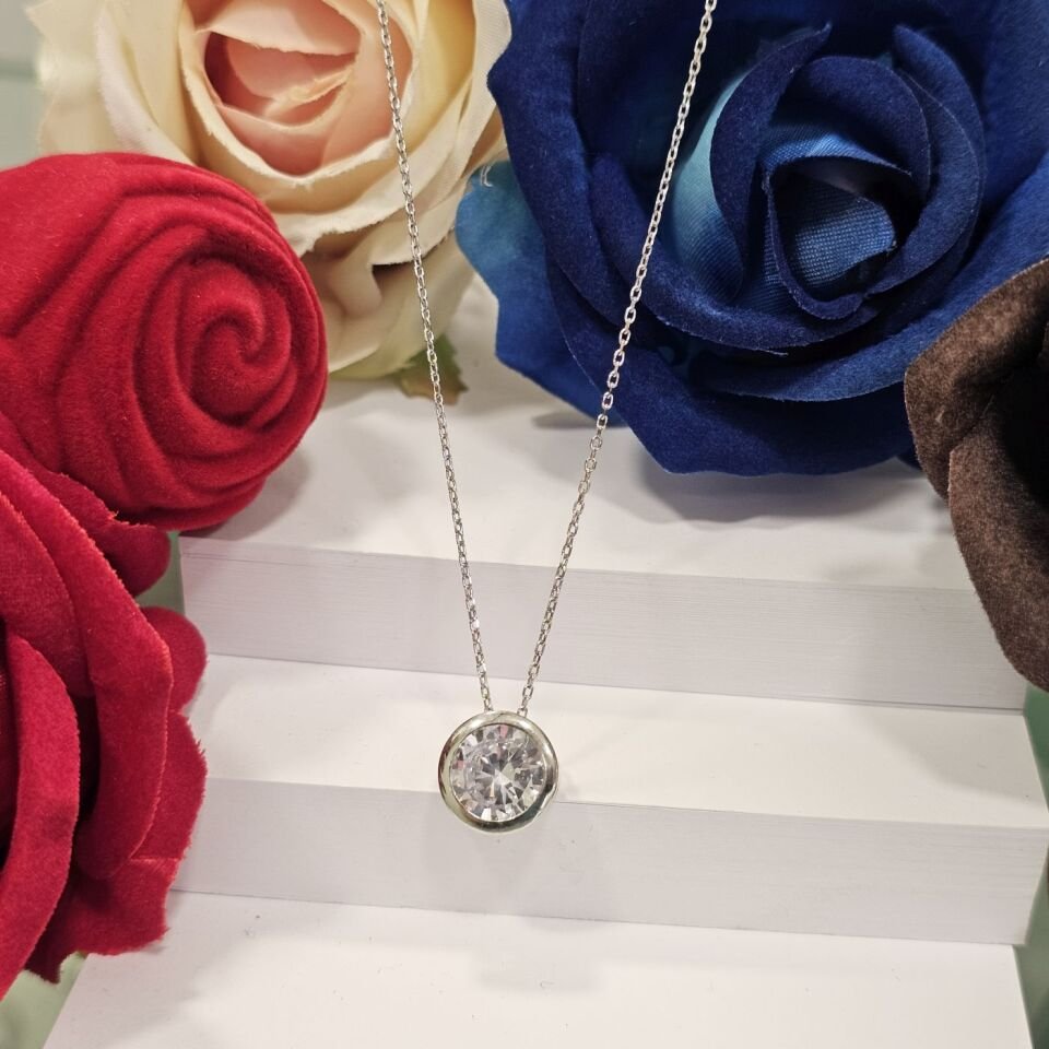 925 Ayar Gümüş Yuvarlak Zirkon Taşlı Tektaş Kadın Kolye