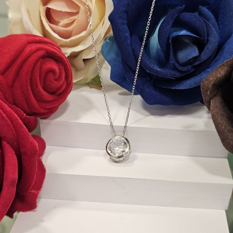 925 Ayar Gümüş Yuvarlak Zirkon Taşlı Tektaş Kadın Kolye