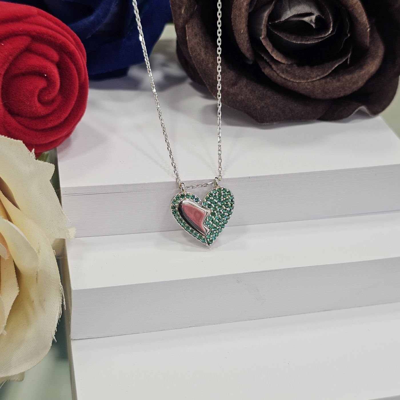 Açılabilen Mıknatıslı Yeşil Mikro Zirkon işlemeli Kalp Kadın Kolye