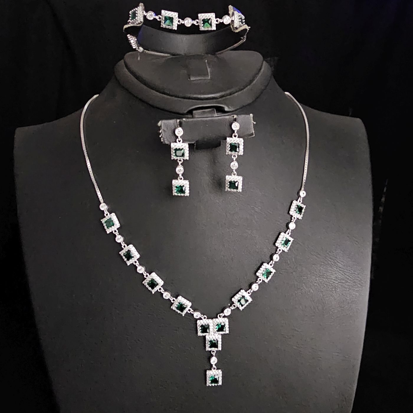 925 Ayar Gümüş Kristal Kesim Yeşil Zirkon Taşlı Rodyumlu Kadın Set