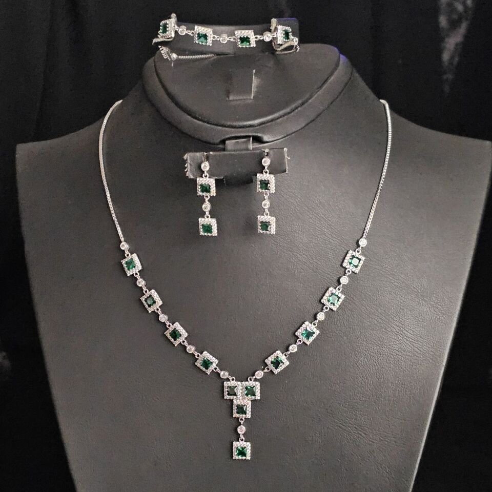 925 Ayar Gümüş Kristal Kesim Yeşil Zirkon Taşlı Rodyumlu Kadın Set