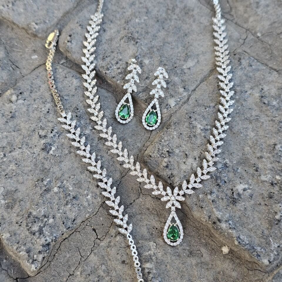 925 Ayar Gümüş Damla Başak Modeli Yeşil Zirkon Taşlı Rodyumlu Kadın Sarkıt Gümüş Set
