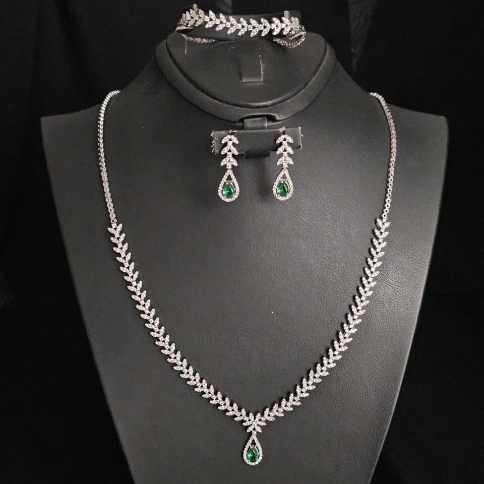 925 Ayar Gümüş Damla Başak Modeli Yeşil Zirkon Taşlı Rodyumlu Kadın Sarkıt Gümüş Set
