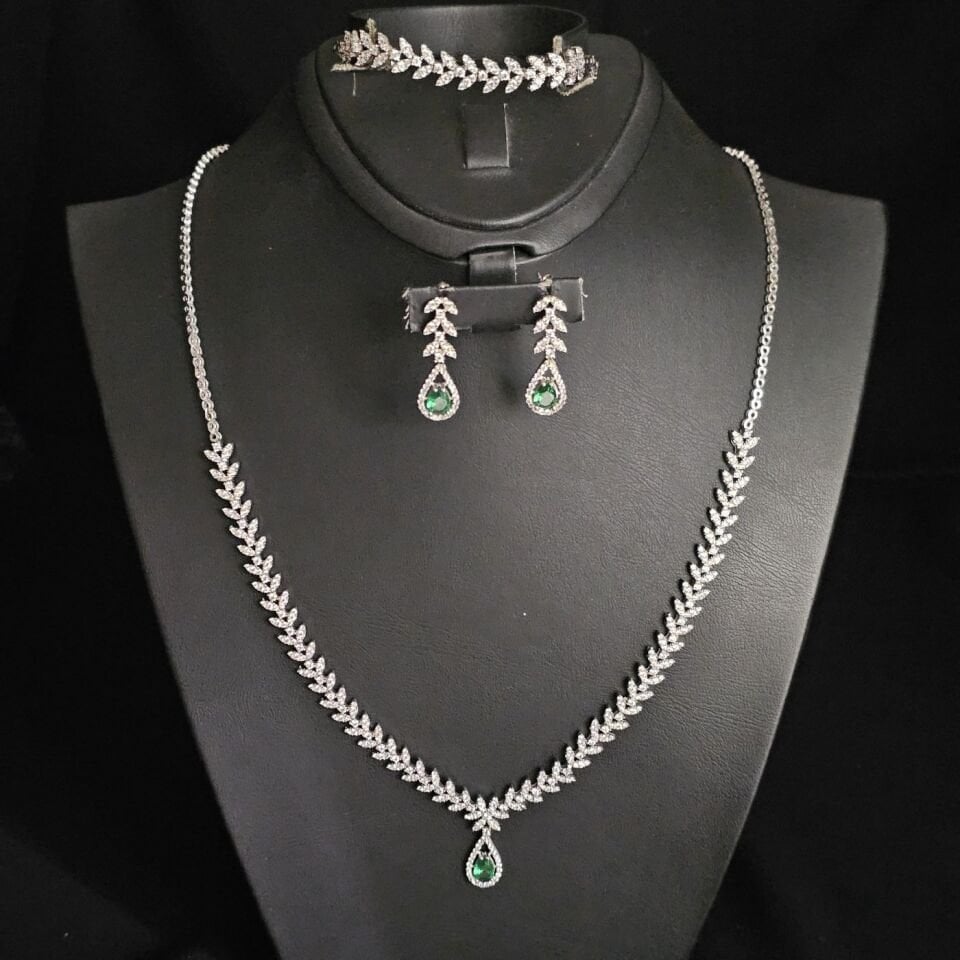 925 Ayar Gümüş Damla Başak Modeli Yeşil Zirkon Taşlı Rodyumlu Kadın Sarkıt Gümüş Set
