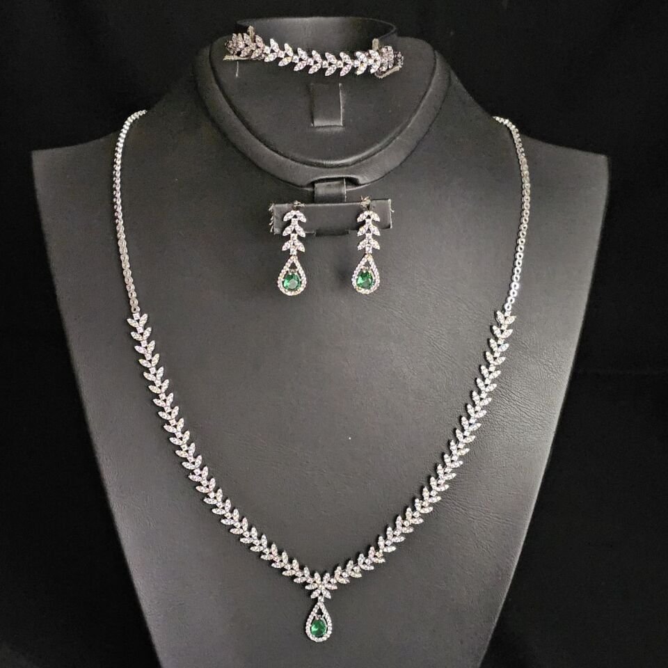925 Ayar Gümüş Damla Başak Modeli Yeşil Zirkon Taşlı Rodyumlu Kadın Sarkıt Gümüş Set