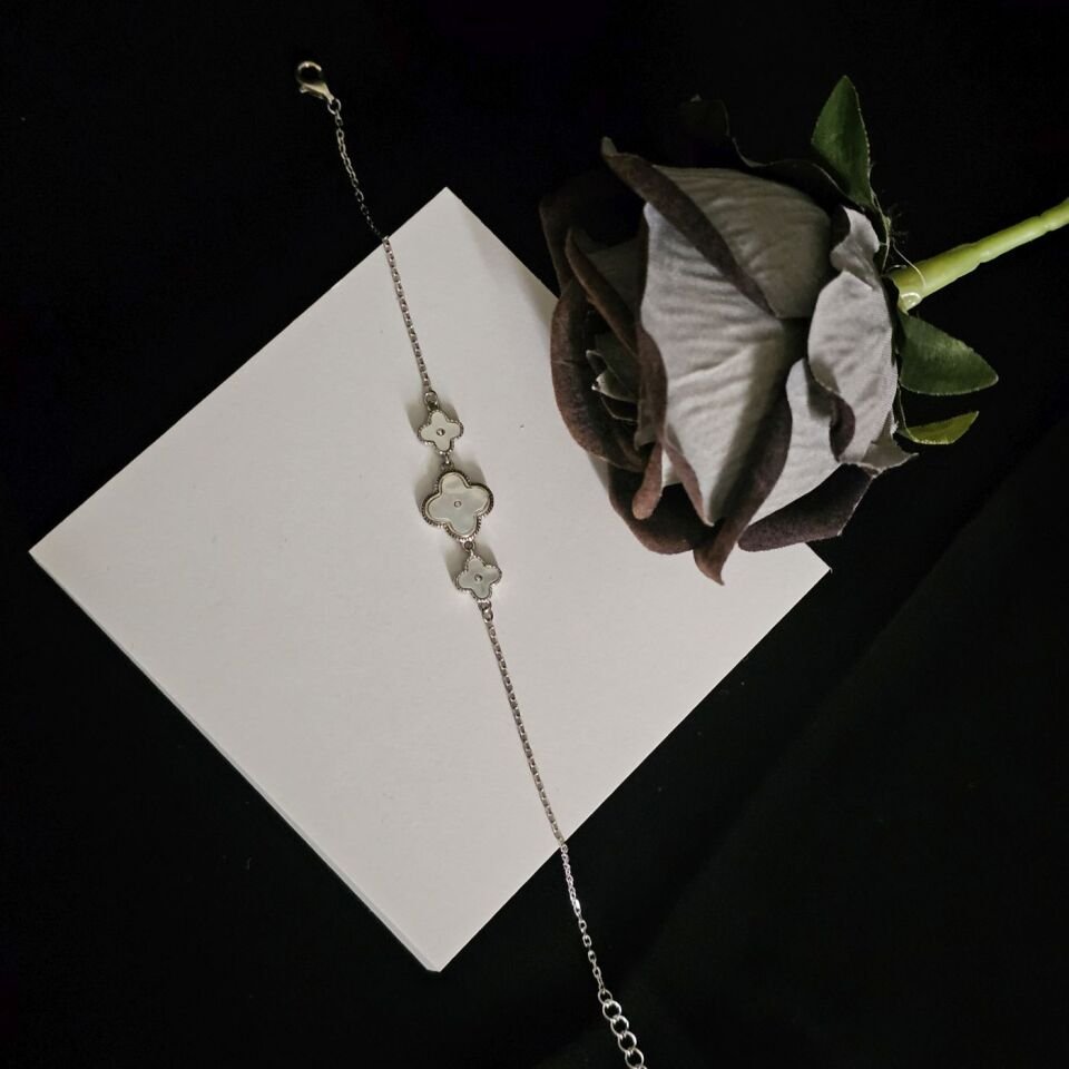 925 Ayar Yonca Şans Model Beyaz Sedef Taşlı Kadın Bilekliği