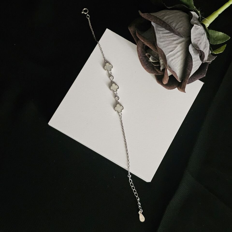 925 Ayar Yonca Şans Model Beyaz Sedef Taşlı Kadın Bilekliği