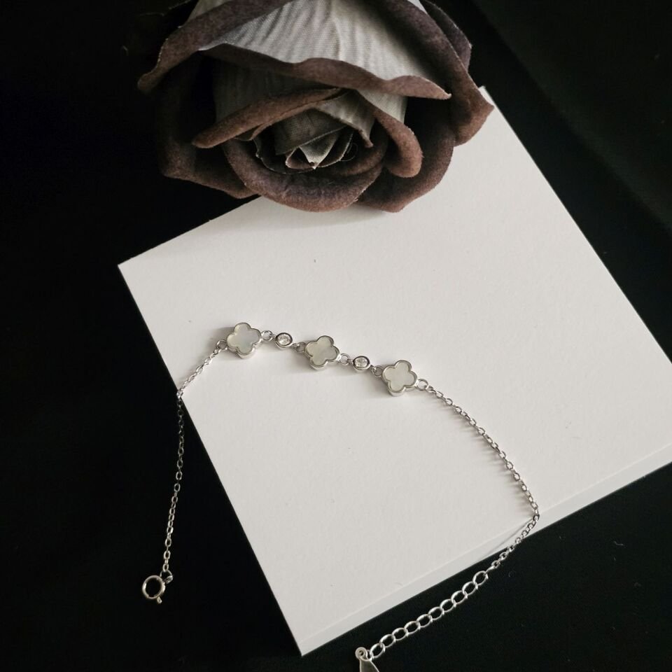 925 Ayar Yonca Şans Model Beyaz Sedef Taşlı Kadın Bilekliği