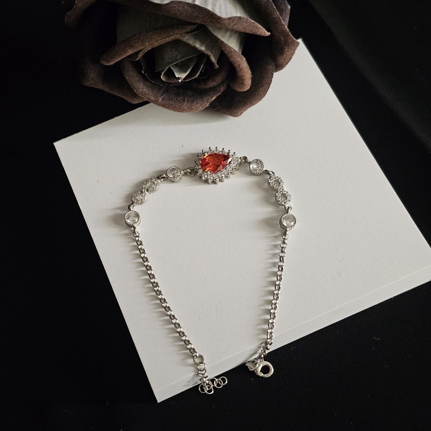 925 Ayar Gümüş Sonsuzluk simgeli Mikrotaş işlemeli Ruby Kırmızı Zirkon Taşlı Kadın Bilekliği