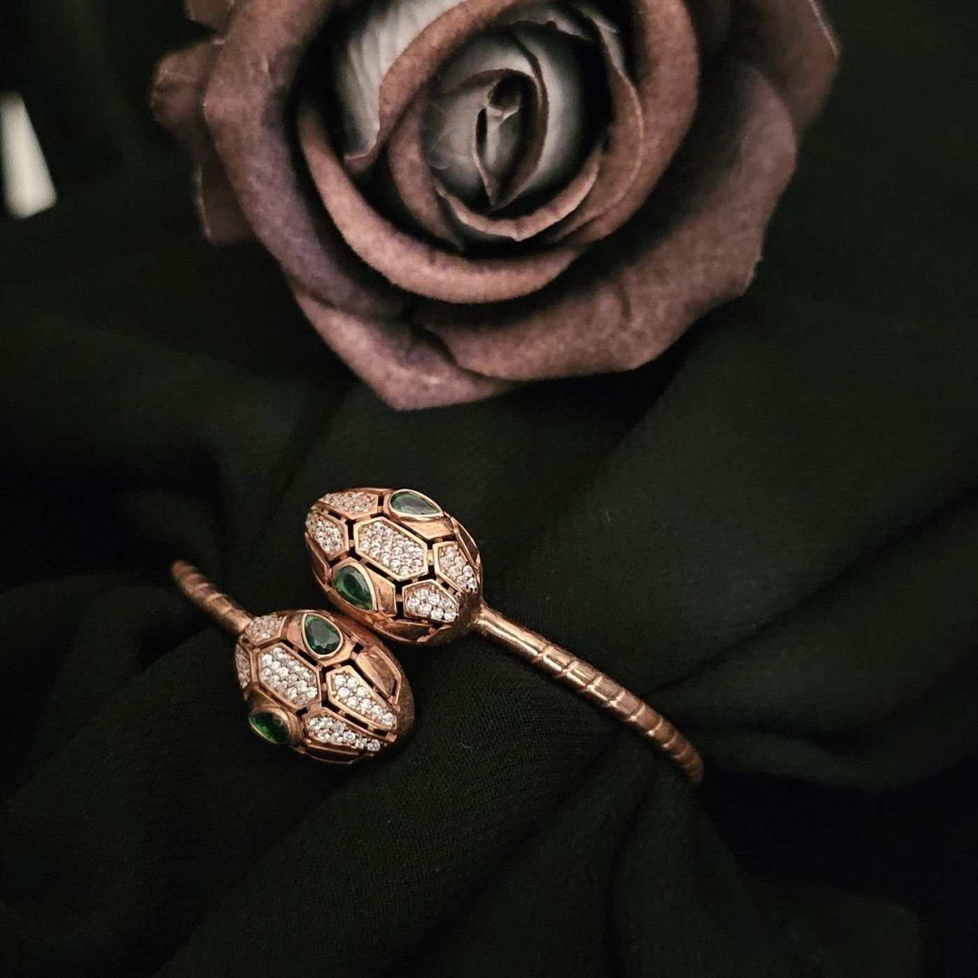 925 Ayar İthal  Gümüş Rose Kaplama Yeşil Zirkon Taşlı Yılan Figürlü Ayarlanabilir Kadın Kelepçe