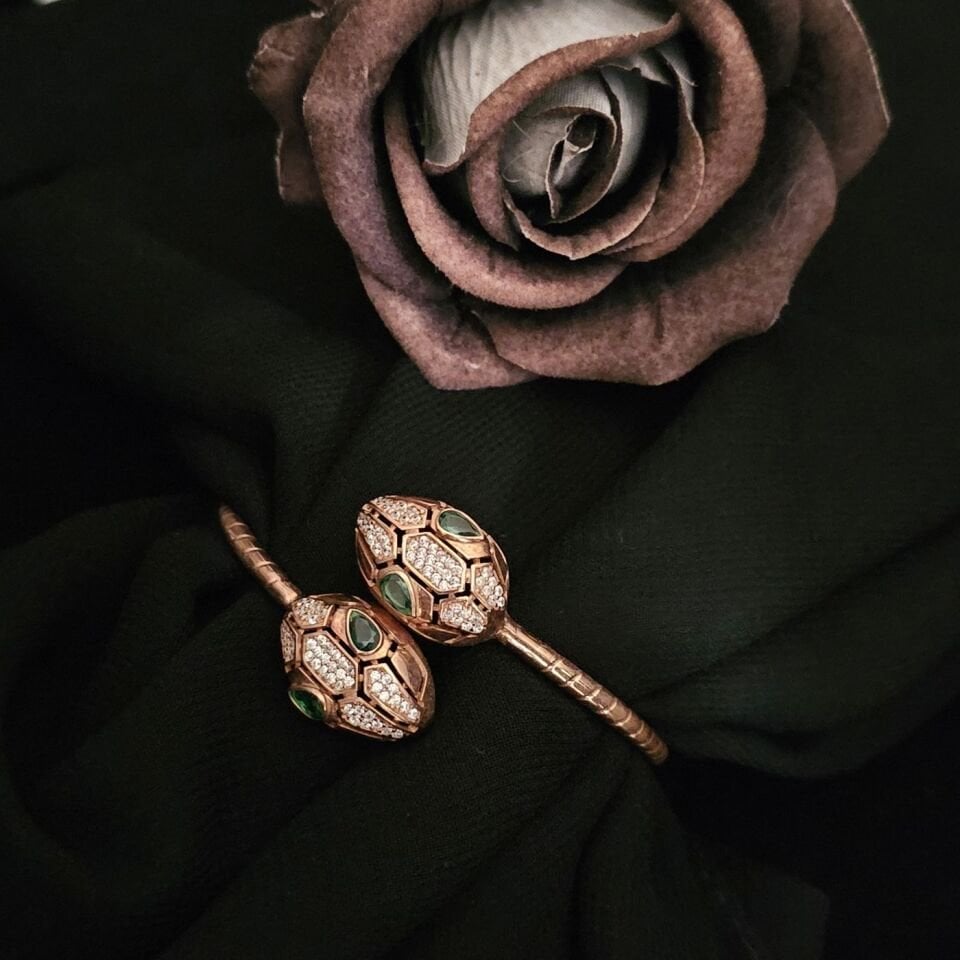 925 Ayar İthal  Gümüş Rose Kaplama Yeşil Zirkon Taşlı Yılan Figürlü Ayarlanabilir Kadın Kelepçe