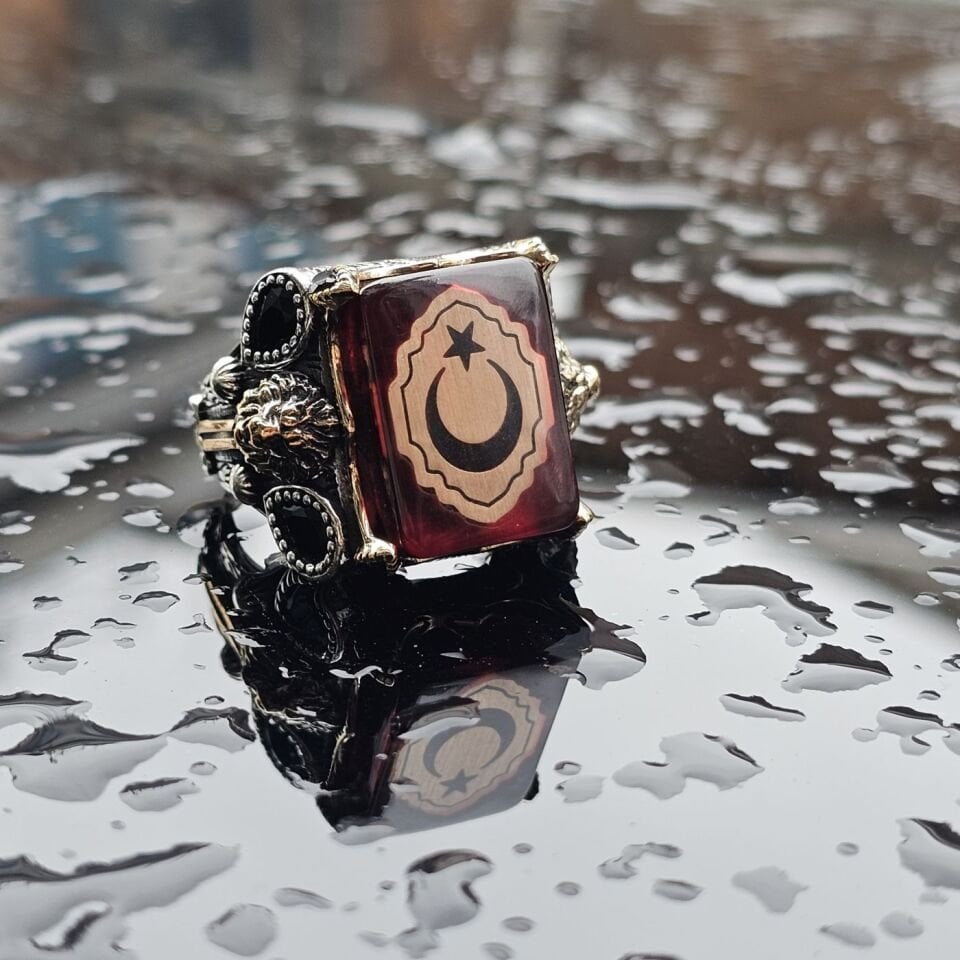 925 Ayar Gümüş Sıkma Kehribar üzeri Ay Yıldız,  yanları Aslan Figürü işlemeli Erkek Yüzük