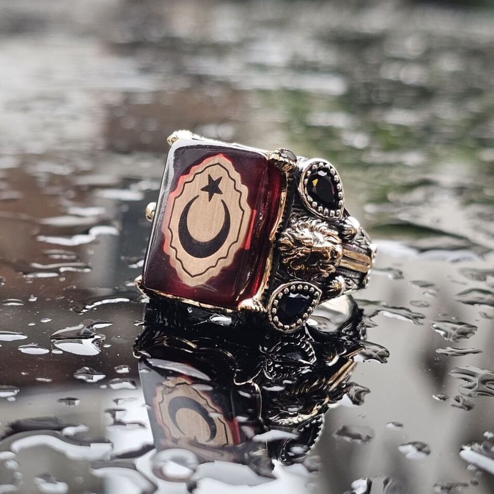 925 Ayar Gümüş Sıkma Kehribar üzeri Ay Yıldız,  yanları Aslan Figürü işlemeli Erkek Yüzük