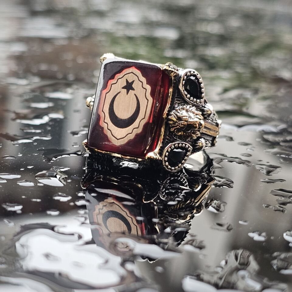 925 Ayar Gümüş Sıkma Kehribar üzeri Ay Yıldız,  yanları Aslan Figürü işlemeli Erkek Yüzük