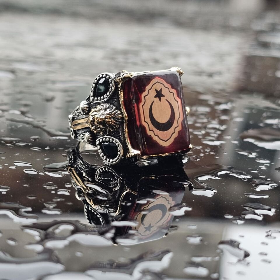 925 Ayar Gümüş Sıkma Kehribar üzeri Ay Yıldız,  yanları Aslan Figürü işlemeli Erkek Yüzük