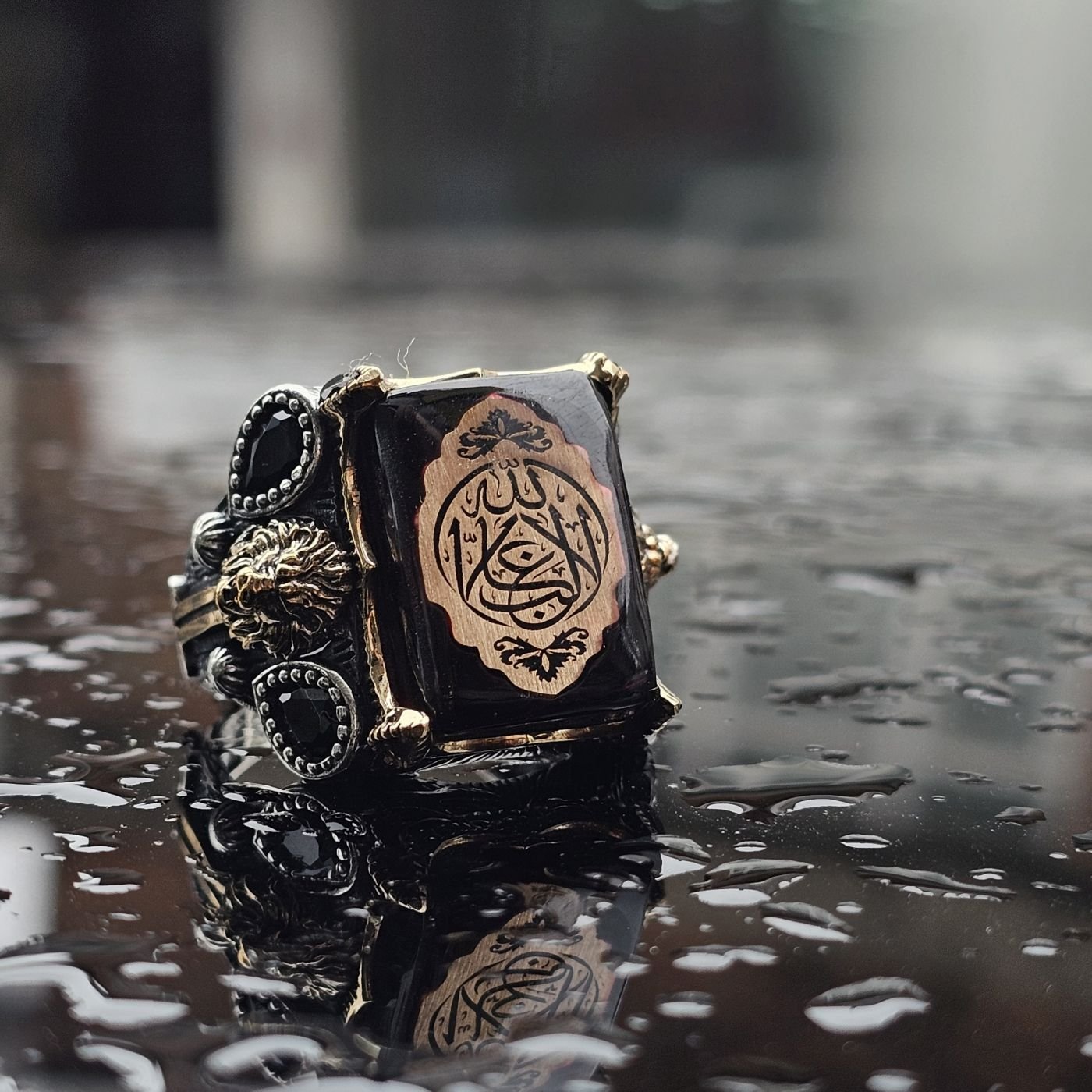 925 Ayar Gümüş Sıkma Kehribar üzeri ALLAH GALİP yazılı , yanları  Aslan Figürü işlemeli Erkek Yüzük