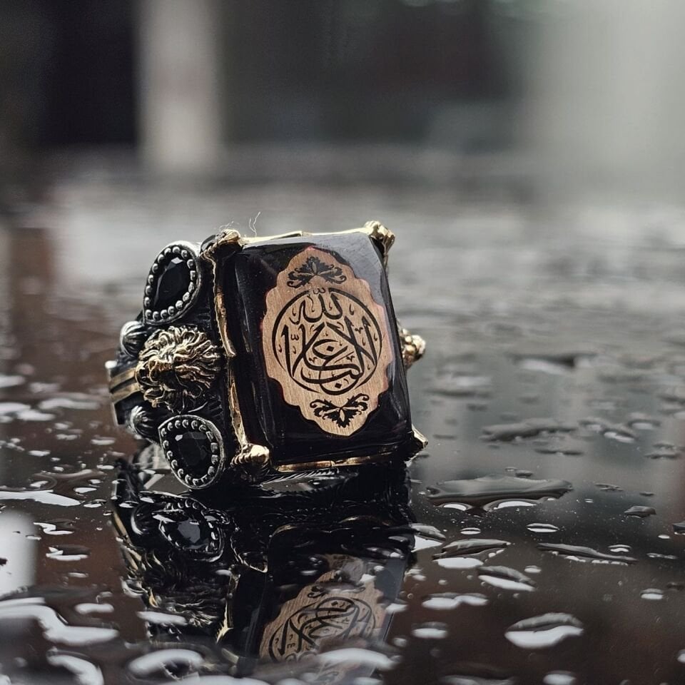 925 Ayar Gümüş Sıkma Kehribar üzeri ALLAH GALİP yazılı , yanları  Aslan Figürü işlemeli Erkek Yüzük