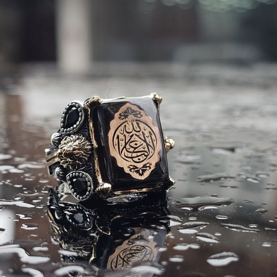 925 Ayar Gümüş Sıkma Kehribar üzeri ALLAH GALİP yazılı , yanları  Aslan Figürü işlemeli Erkek Yüzük