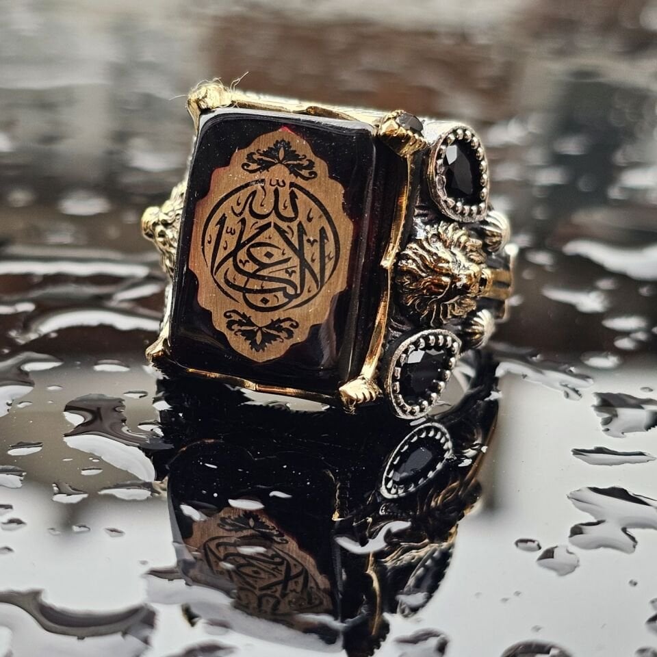 925 Ayar Gümüş Sıkma Kehribar üzeri ALLAH GALİP yazılı , yanları  Aslan Figürü işlemeli Erkek Yüzük