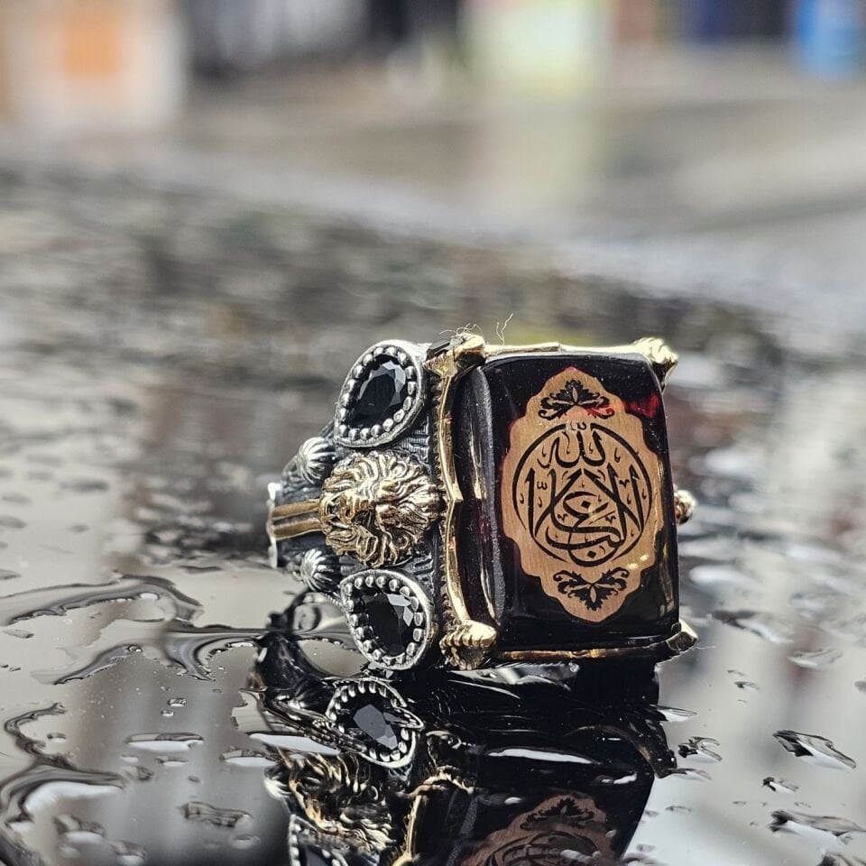 925 Ayar Gümüş Sıkma Kehribar üzeri ALLAH GALİP yazılı , yanları  Aslan Figürü işlemeli Erkek Yüzük