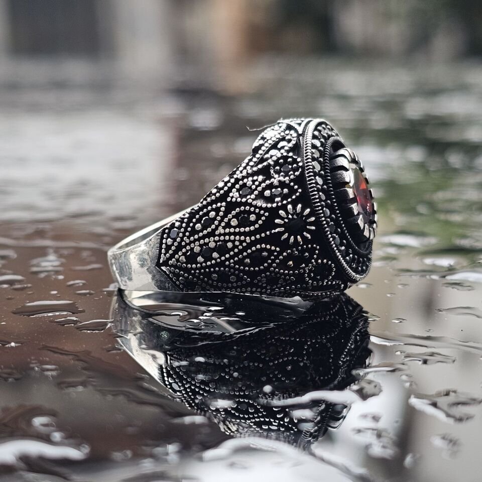 925 Ayar Gümüş Kırmızı Zirkon taşlı,  yanları Mikrotaş işlemeli Oksitli Erkek Yüzük 27