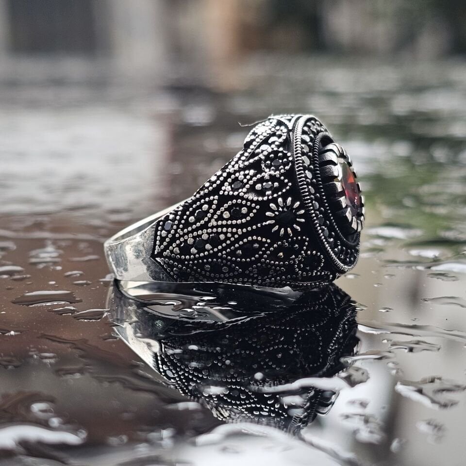 925 Ayar Gümüş Kırmızı Zirkon taşlı,  yanları Mikrotaş işlemeli Oksitli Erkek Yüzük 27