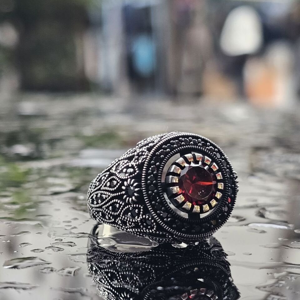 925 Ayar Gümüş Kırmızı Zirkon taşlı,  yanları Mikrotaş işlemeli Oksitli Erkek Yüzük 27