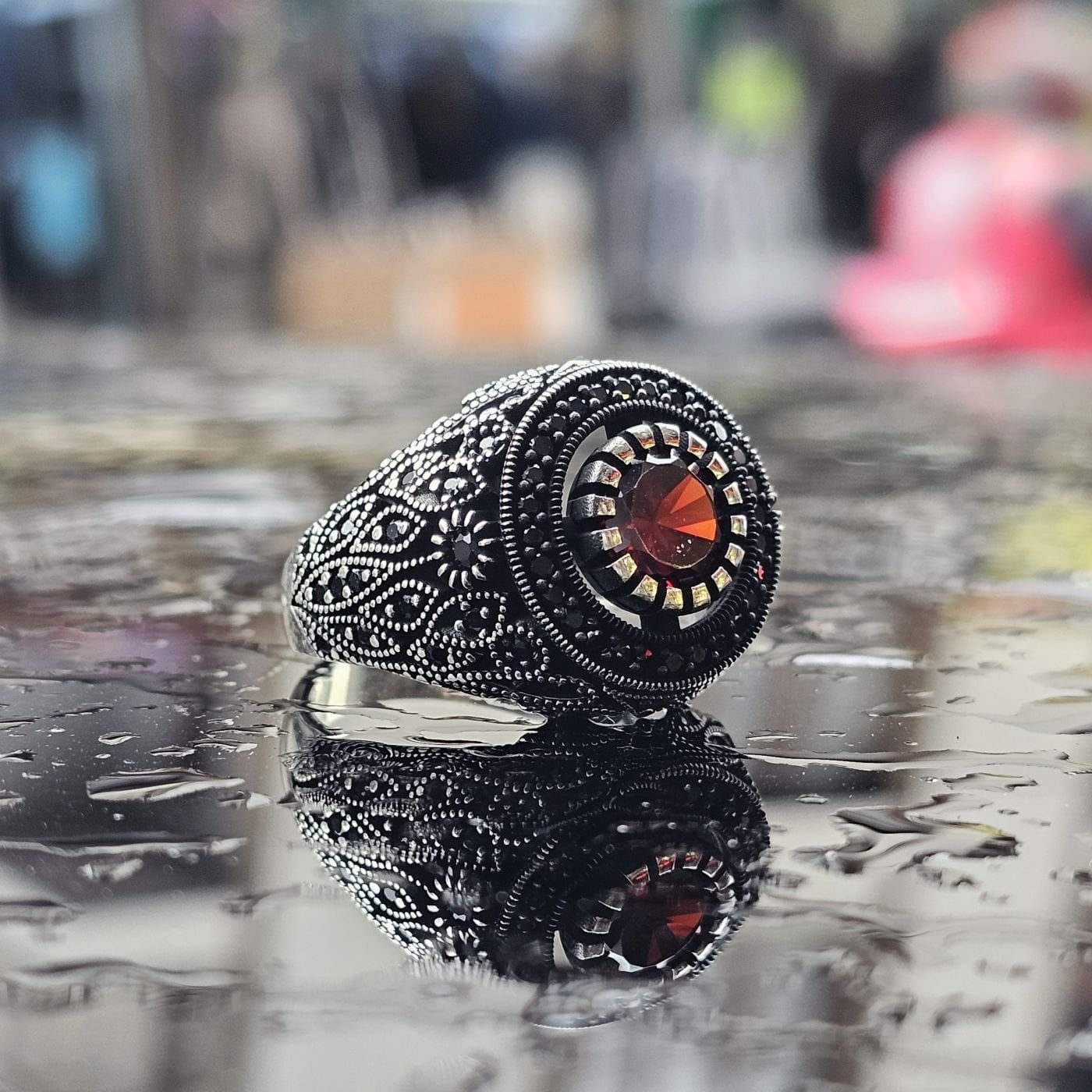 925 Ayar Gümüş Kırmızı Zirkon taşlı,  yanları Mikrotaş işlemeli Oksitli Erkek Yüzük 27