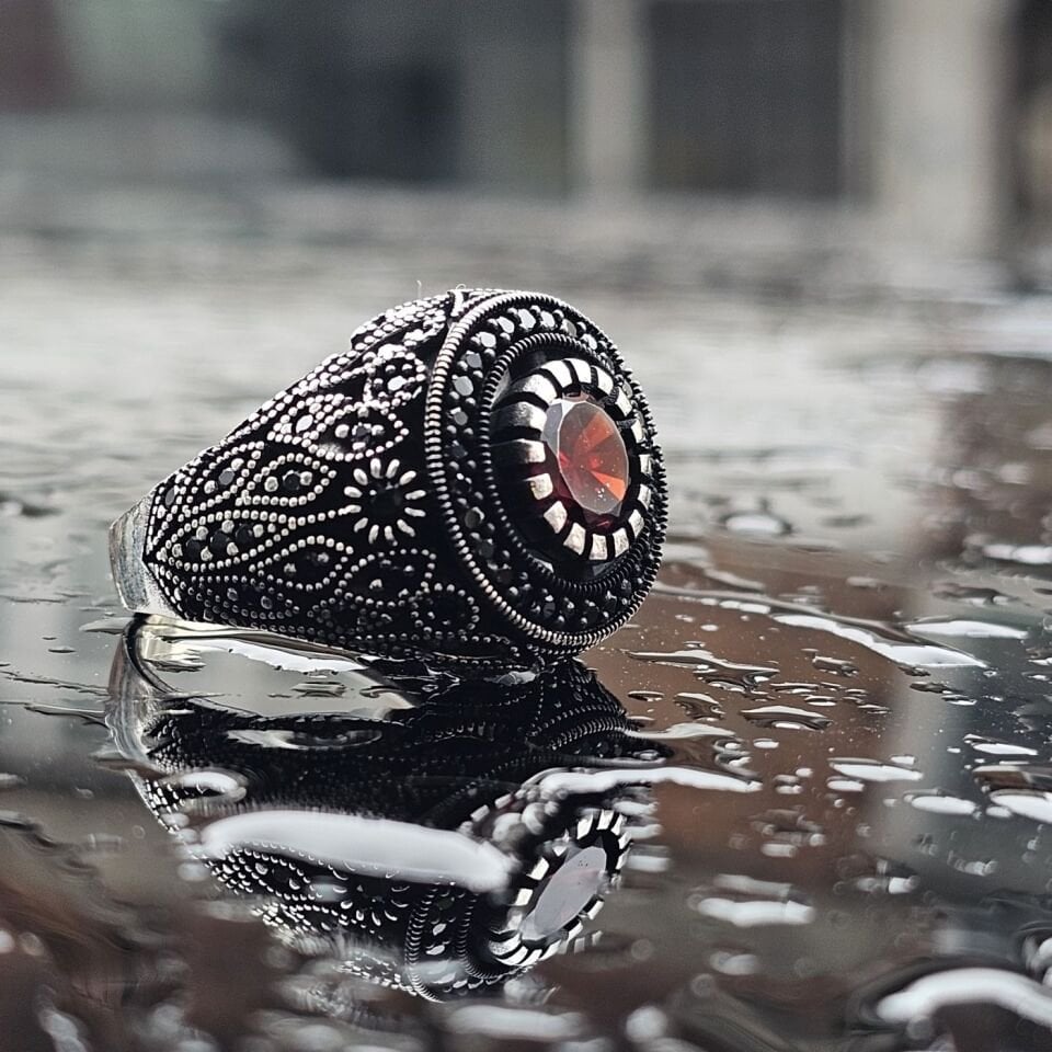 925 Ayar Gümüş Kırmızı Zirkon taşlı,  yanları Mikrotaş işlemeli Oksitli Erkek Yüzük