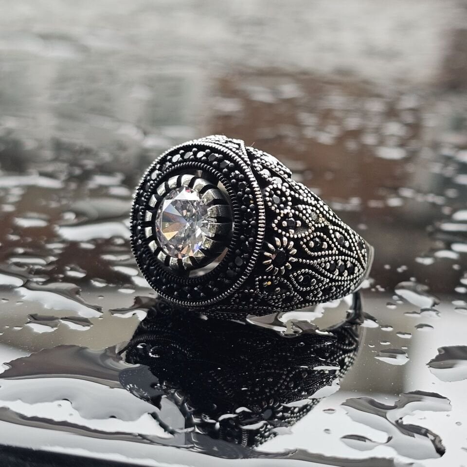 925 Ayar Gümüş Beyaz Zirkon taşlı,  yanları Mikrotaş işlemeli Oksitli Erkek Yüzük 27