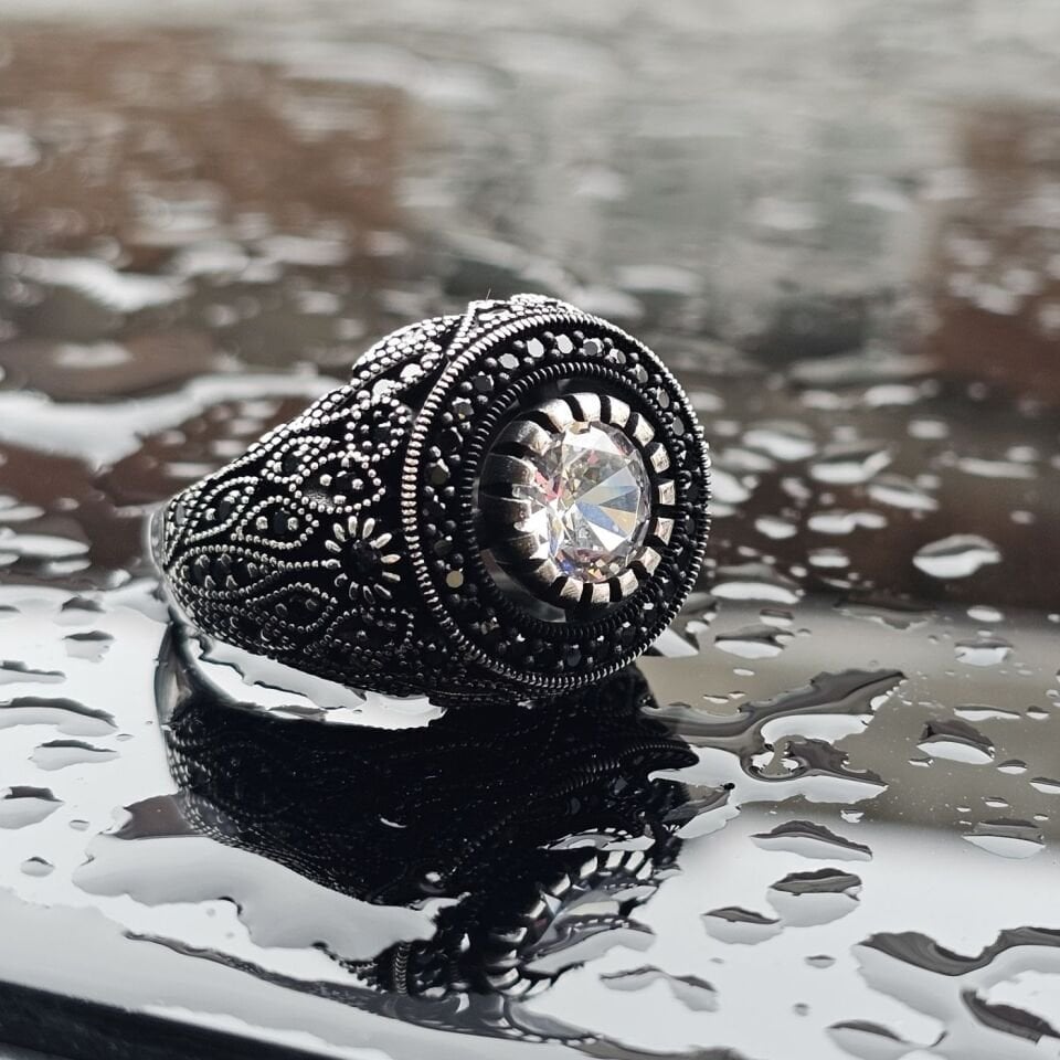 925 Ayar Gümüş Beyaz Zirkon taşlı,  yanları Mikrotaş işlemeli Oksitli Erkek Yüzük