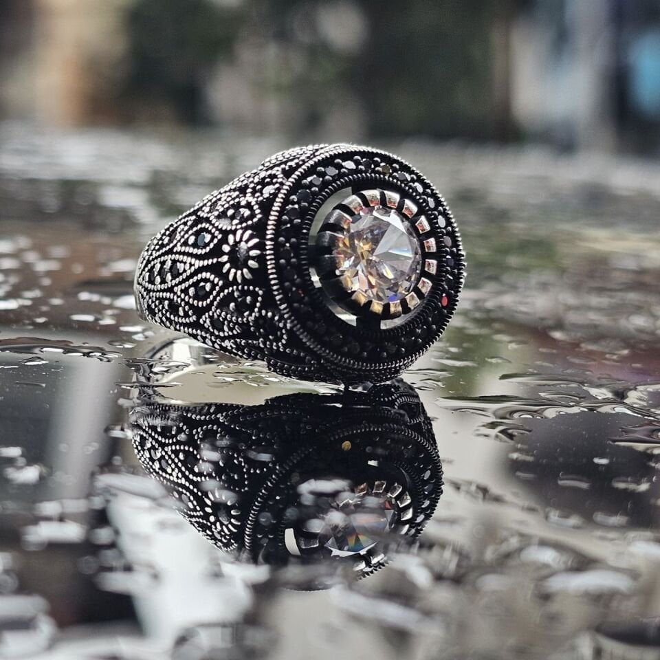 925 Ayar Gümüş Beyaz Zirkon taşlı,  yanları Mikrotaş işlemeli Oksitli Erkek Yüzük